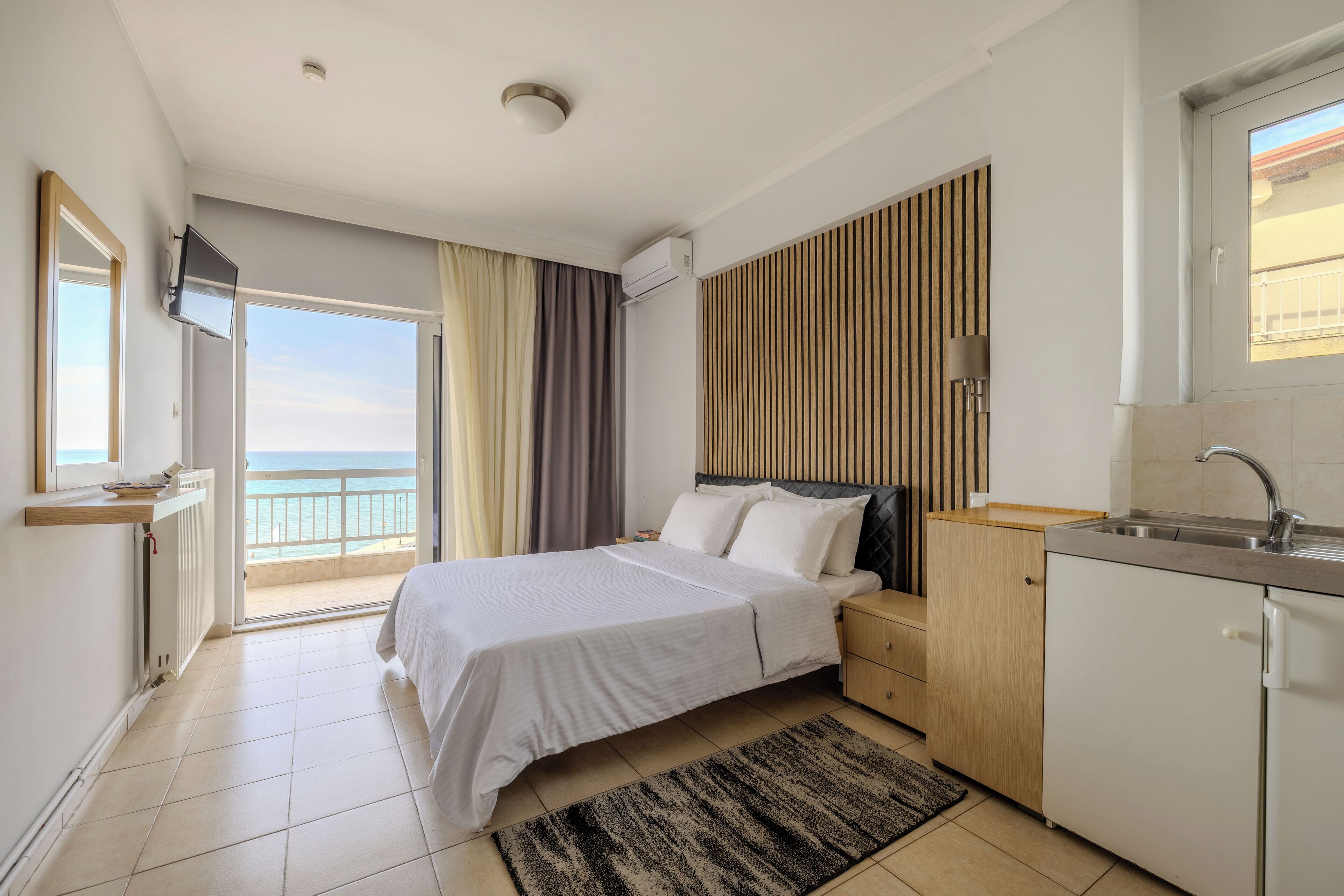 Habitación doble superior, vistas al mar | Caja fuerte, escritorio, espacio para trabajar con un portátil