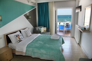 Superior tweepersoonskamer, uitzicht op zee | Een kluis op de kamer, een bureau, een laptopwerkplek