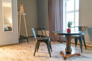 Camera Deluxe con letto matrimoniale o 2 letti singoli (Pierrot) | Ferro/asse da stiro, letti aggiuntivi (a pagamento), Wi-Fi gratuito