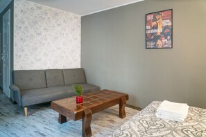 Deluxe Double or Twin Room (Les carabiniers) | Iron/ironing board, rollaway beds, free WiFi, bed sheets - Godart Rooms (Tallinn)