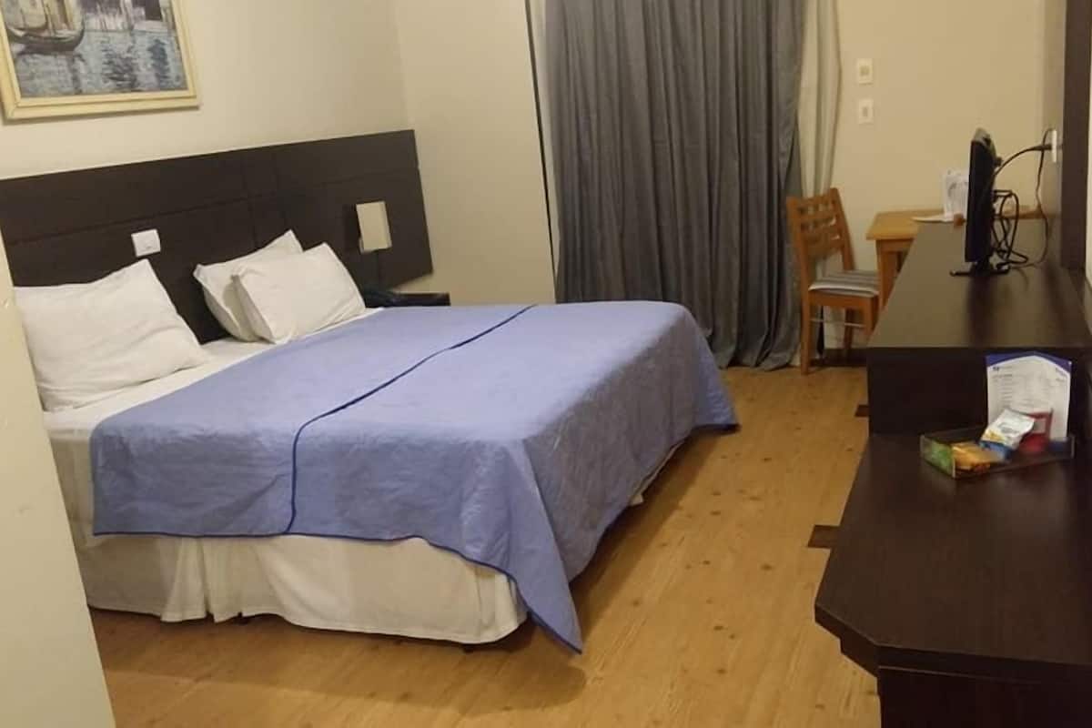 Trippelrum | 1 sovrum, minibar, skrivbord och mörkläggningsgardiner