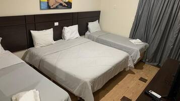 Quarto quádruplo | Frigobar, escrivaninha, cortinas blackout, Wi-Fi de cortesia