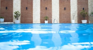 Piscina a l'aire lliure i gandules