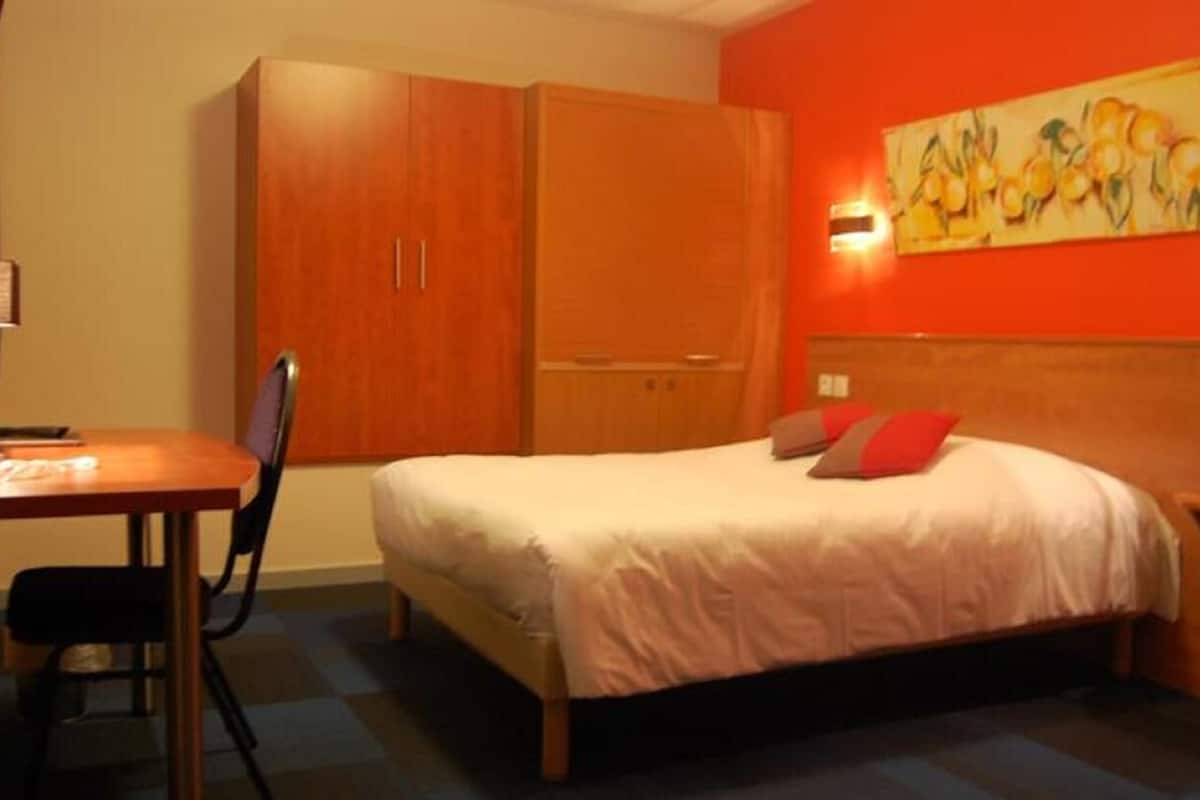 in-room safe, desk, free wifi