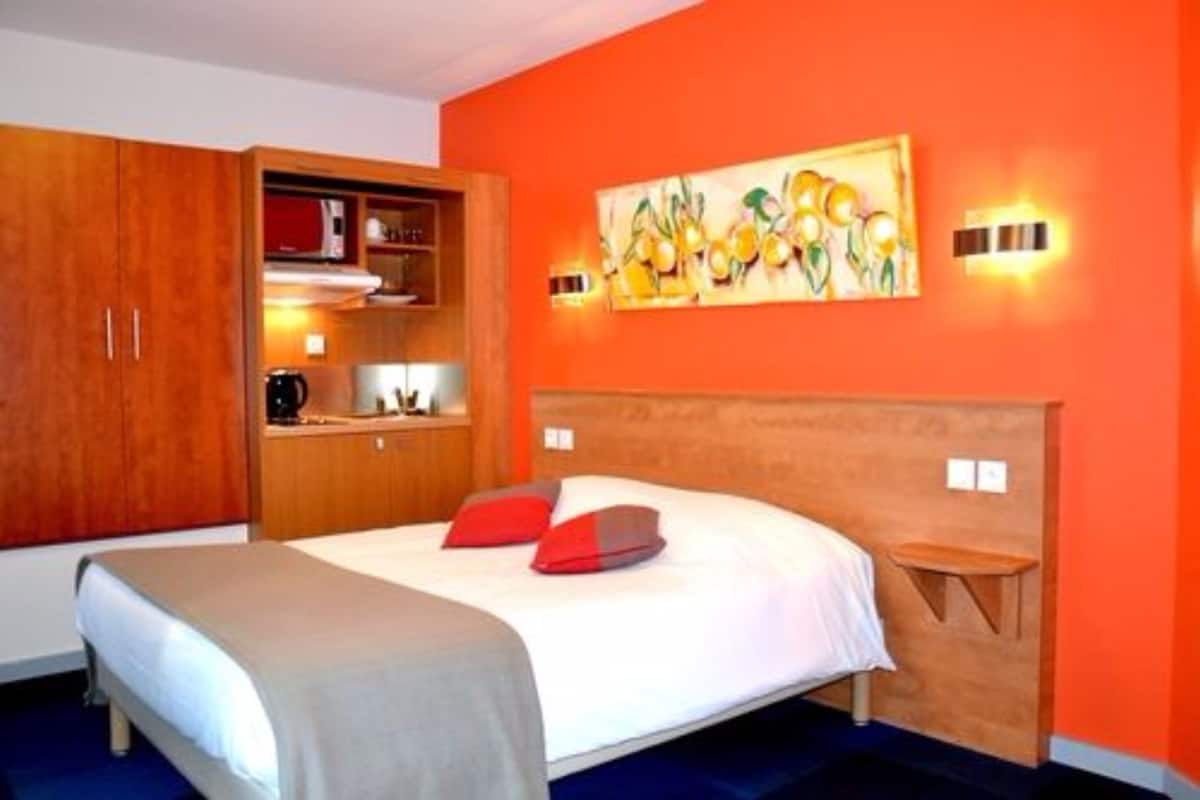 in-room safe, desk, free wifi