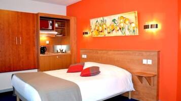 In-room safe, desk, free WiFi