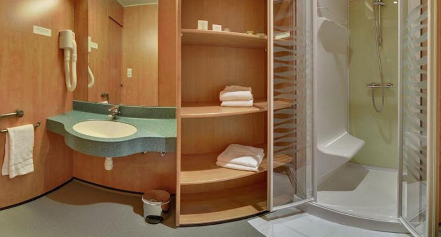 deep-soaking bathtub, free toiletries, hair dryer, towels