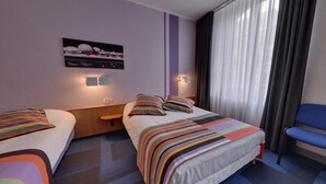 In-room safe, desk, WiFi (free) - Hôtel de Paris (Saint-Avold)