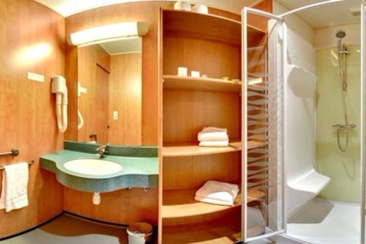 deep-soaking bathtub, free toiletries, hair dryer, towels