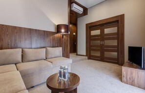 Suite, 1 kamar tidur, pemandangan kota | Seprai premium, minibar, brankas, dan meja kerja