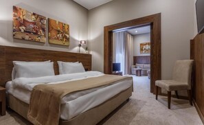 套房, 1 间卧室, 城市景观 | 高档床上用品、迷你吧、客房内保险箱、办公桌