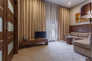 Suite, 1 kamar tidur, pemandangan kota | Seprai premium, minibar, brankas, dan meja kerja