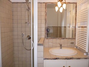 Villa, 3 slaapkamers | Badkamer | Een douche, een haardroger, handdoeken