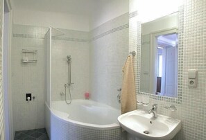 Produtos de toalete grátis, secador de cabelo, toalhas de banho