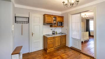 Fridge, stovetop, electric kettle, cookware/dishes/utensils