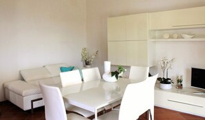 Villa, 2 slaapkamers | Woonruimte | Een televisie