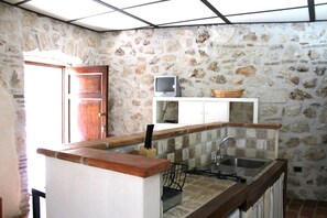 Apartment, 1 Schlafzimmer | Eigene Kochnische | Kühlschrank, Herdplatte, Kochgeschirr/Geschirr/Besteck