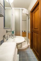 Kamer, 1 twee- of 2 eenpersoonsbedden | Badkamer | Een douche, gratis toiletartikelen, een haardroger, handdoeken