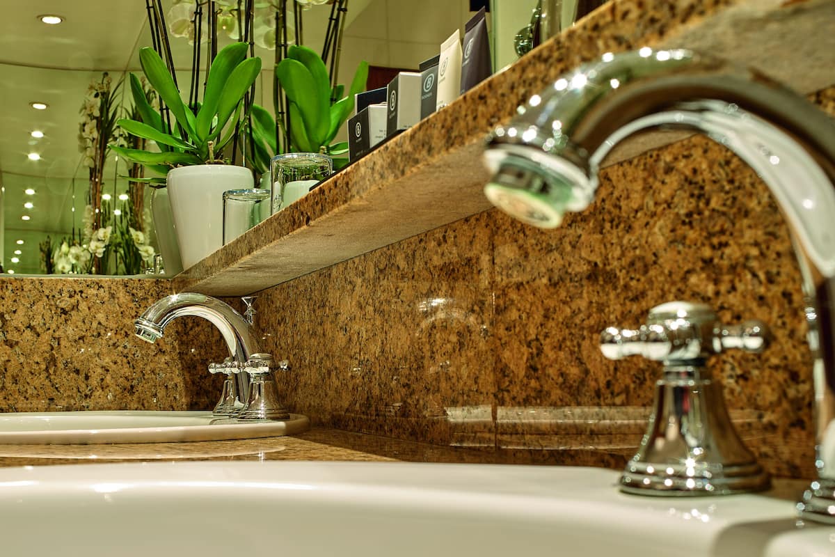 comfort double room | bathroom | deep-soaking bathtub, free toiletries, hair dryer, bathrobes