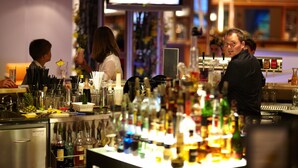 A bar area with a variety of bottles and glasses. - DAS LUDWIG Sports Resort (Bad Griesbach im Rottal)