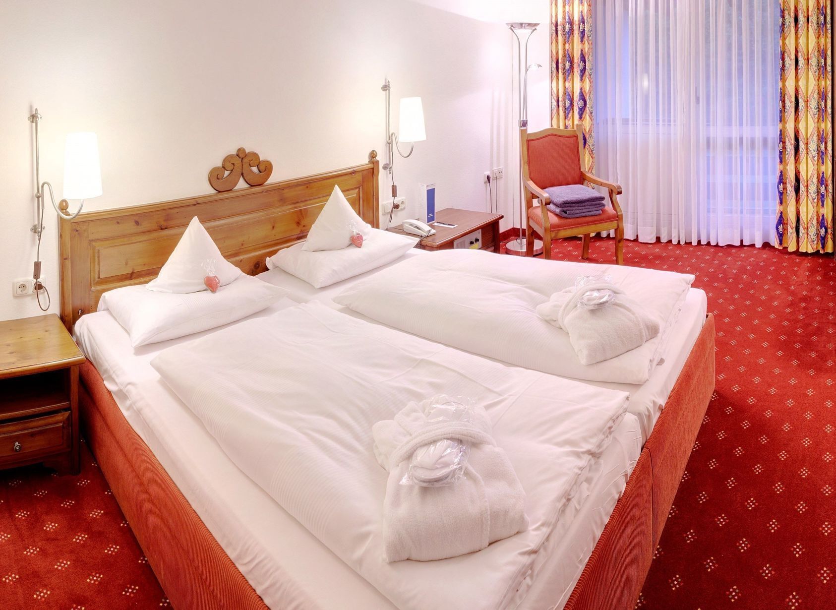 Hochwertige Bettwaren, Zimmersafe, Schreibtisch, Zustellbetten