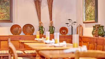2 restaurants, breakfast, lunch served; local and international cuisine