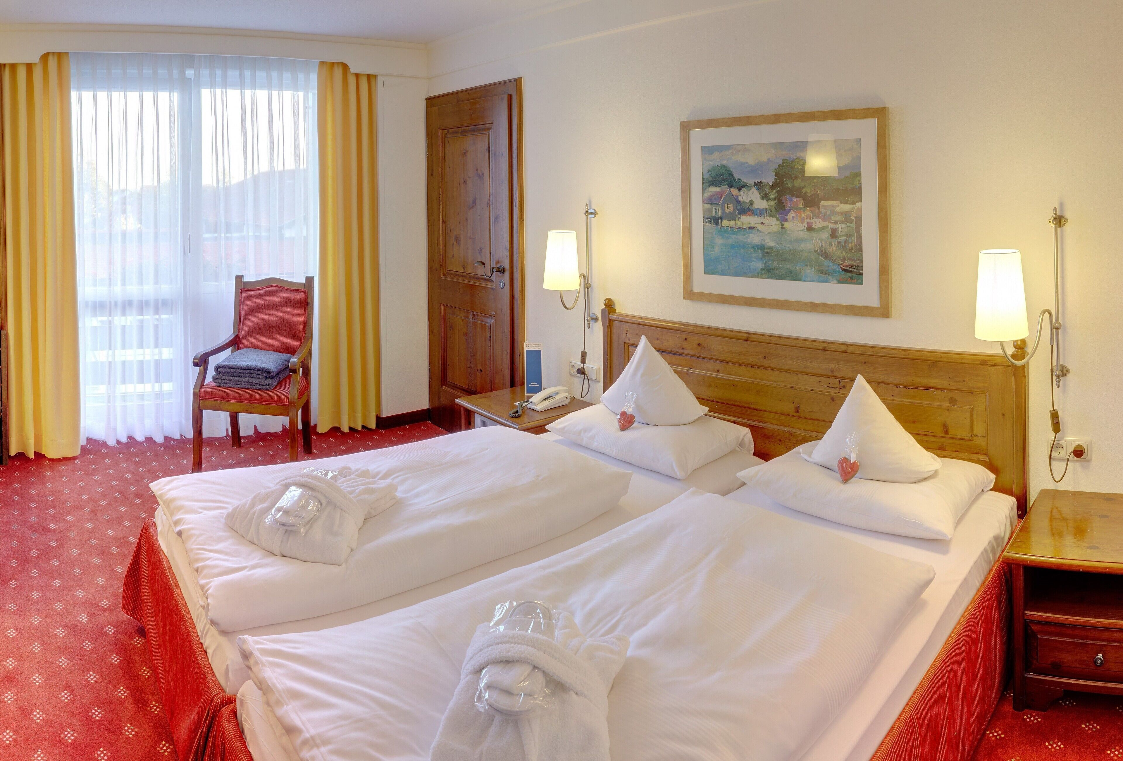 Hochwertige Bettwaren, Zimmersafe, Schreibtisch, Zustellbetten