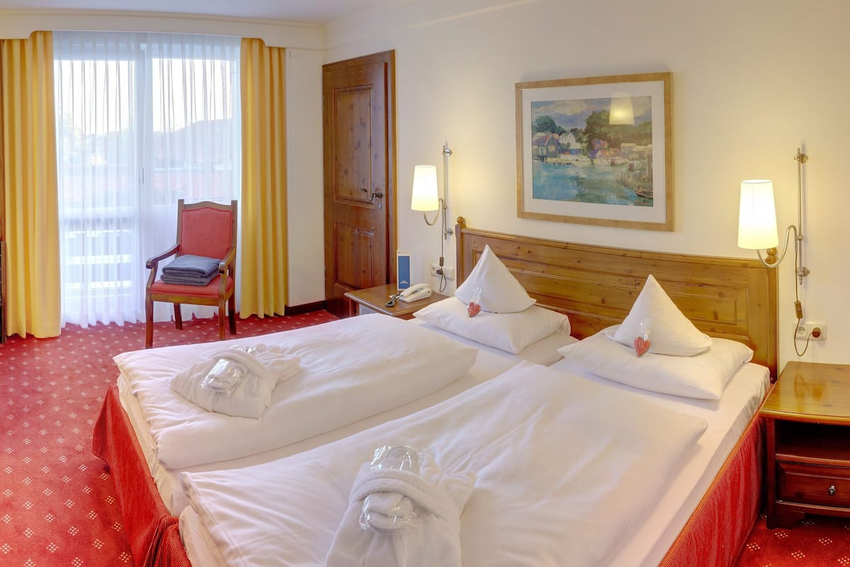 Hochwertige Bettwaren, Zimmersafe, Schreibtisch, Zustellbetten