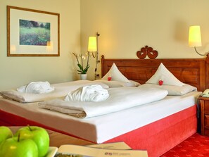 Peralatan tempat tidur premium, peti besi dalam bilik, meja 