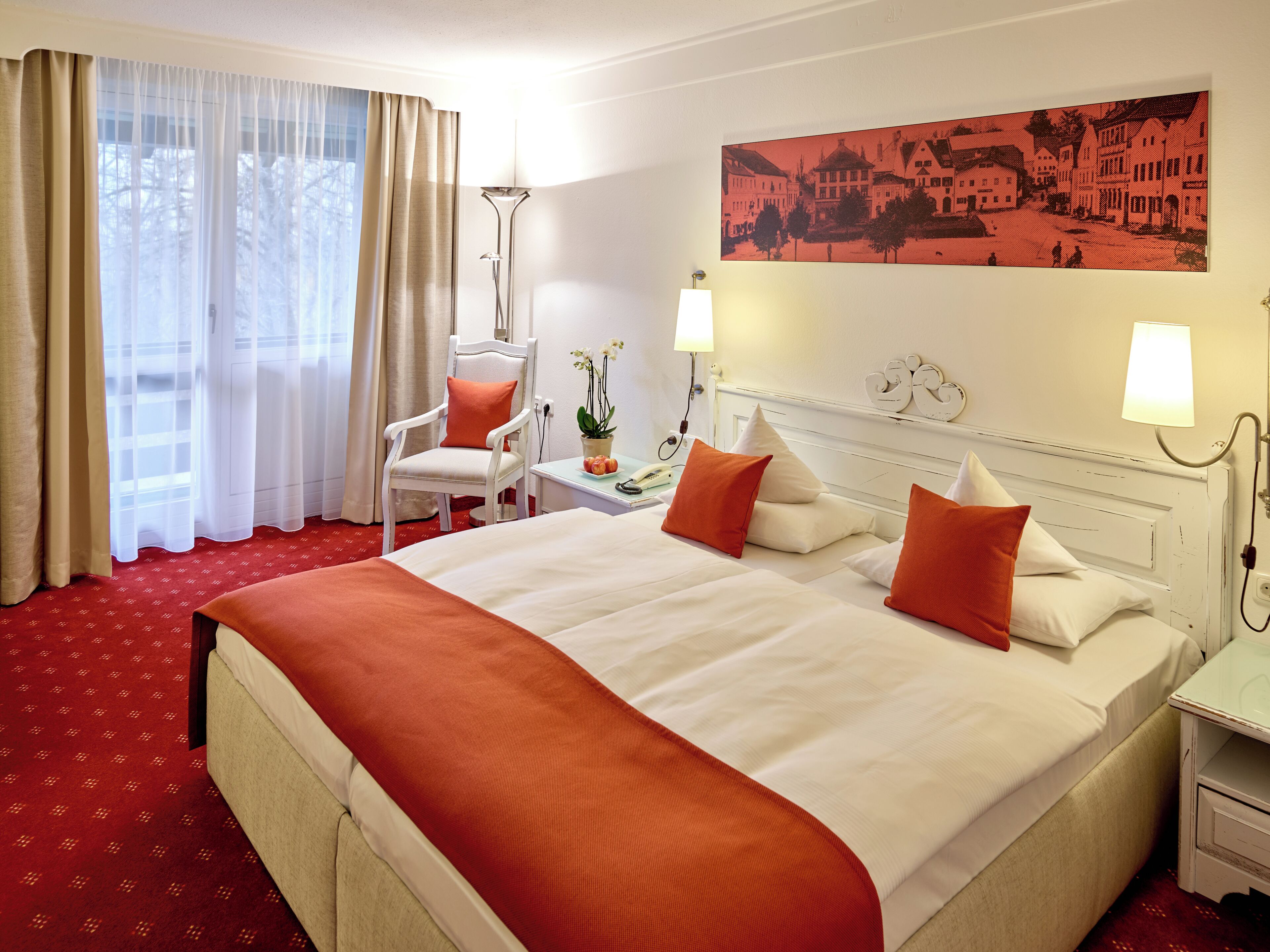 Kahden hengen comfort-huone | Ylelliset vuodevaatteet, tallelokero huoneessa, työpöytä, lisävuoteet