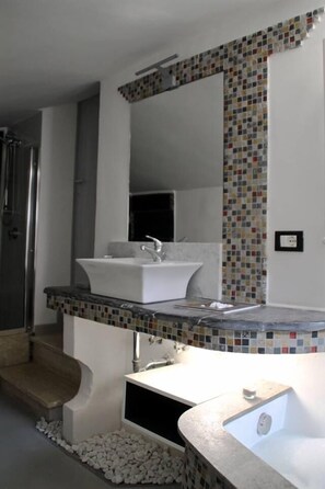 Deluxe Double Room, Bathtub | Bilik Mandi | Kelengkapan dandanan diri percuma, pengering rambut, bidet 