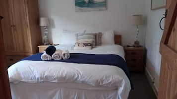 Basic-Doppelzimmer, 1 Queen-Bett | Allergikerbettwaren, individuell eingerichtet, schallisolierte Zimmer