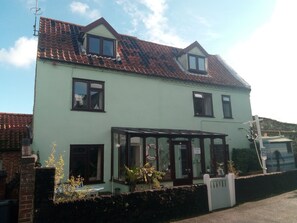 ด้านหน้าที่พัก