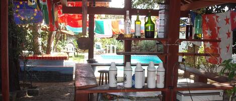 Bar au bord de la piscine