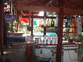 Bar junto a la piscina