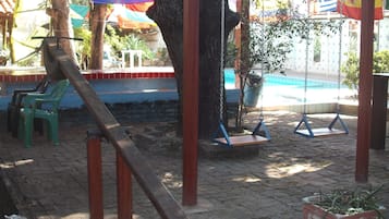 Área de juegos infantiles techada