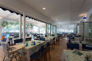 Breakfast, lunch, dinner served; local cuisine - Hotel Lido Europa (Riccione)