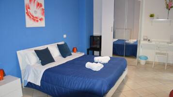 Habitación Deluxe, 1 habitación, para fumadores, baño privado | Minibar, caja de seguridad en la habitación y escritorio