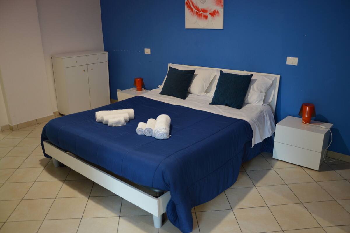 Deluxe Room, 1 Bedroom, Smoking, Private Bathroom | Minibar, in-room safe, desk, iron/ironing board (on request)