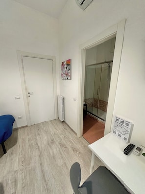 Habitació amb dos llits individuals clàssica, 2 llits individuals, bany privat, vistes a la ciutat | Minibar, caixa forta a l'habitació i escriptori 