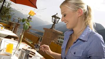 Petit déjeuner, déjeuner et dîner servis sur place