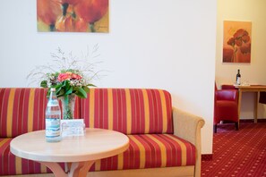 ห้องสวีท, ระเบียง, วิวภูเขา | บริเวณนั่งเล่น | ทีวีจอแบน