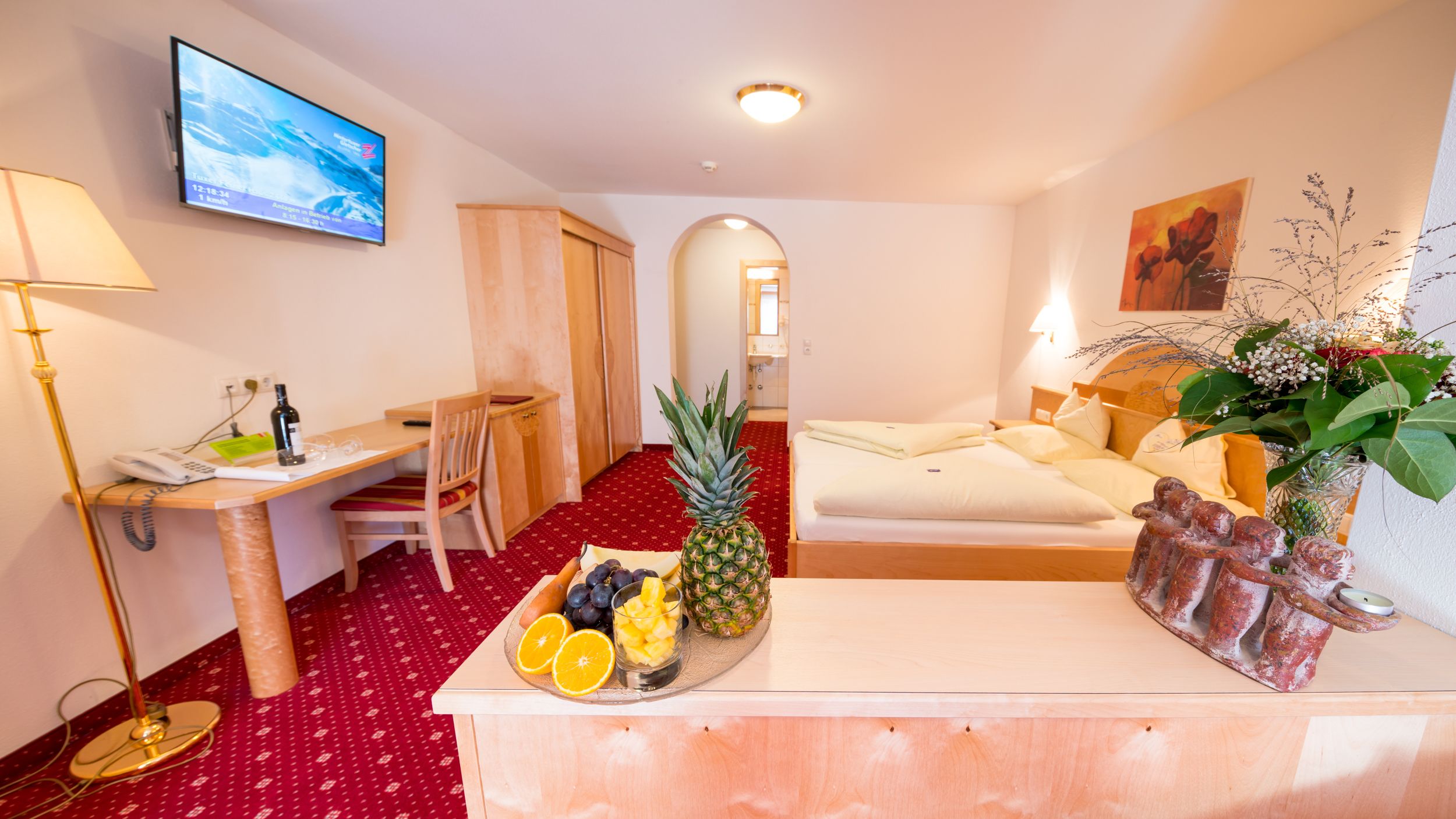 comfort suite, balcony, mountain view | premium bedding, in-room safe, desk, soundproofing