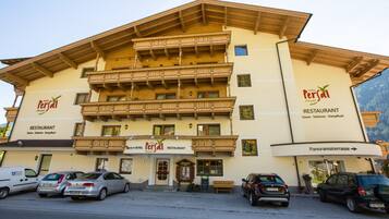 Hotel Persal Restaurant offers stunning views from its balconies, with a convenient entrance and parking available.