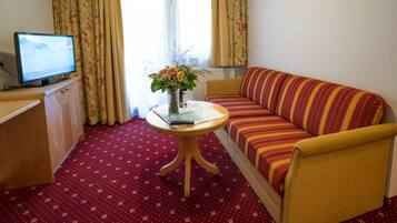 Family Suite, 1 King Bed, Balcony, Mountain View | Living room