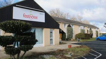 Vista frontal de la propiedad