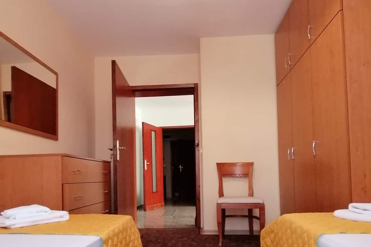 Deluxe Apartment, 3 Bedrooms | Soundproofing, free wired internet, bed sheets