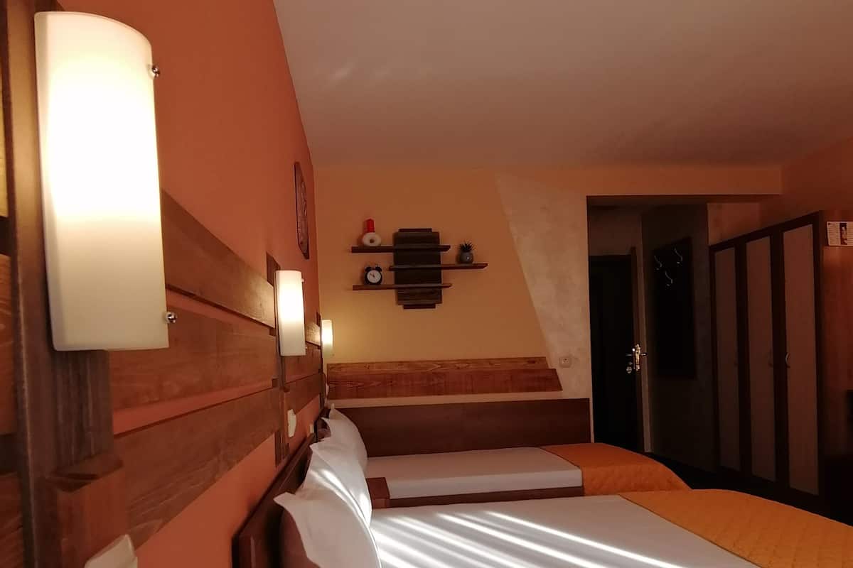 Family Room | Soundproofing, free wired internet, bed sheets