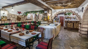 2 间餐厅，供应早餐、午餐和晚餐，本地与国际菜