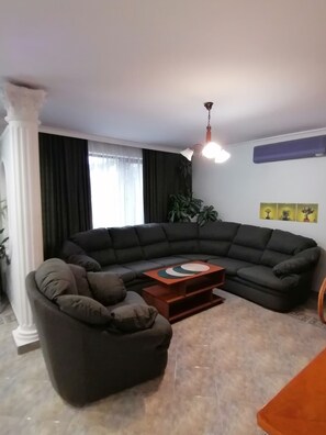 Lägenhet Deluxe - 3 sovrum | Vardagsrum | Tv